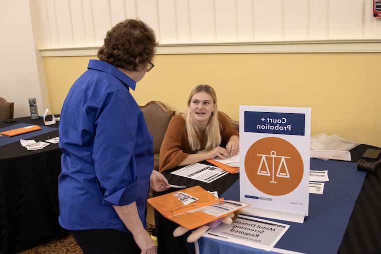 九州娱乐官网 sociology major Faith Poulton conducts a poverty simulation at the 马里兰州社会服务委员会协会 conference.